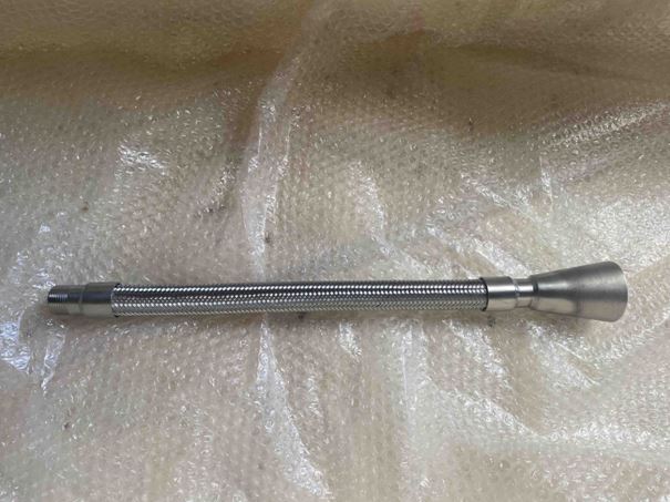 Metallorukav du 20 na vykhode so sgonom dlya 57 mm